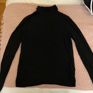 Black turtleneck long sleeve ribbed shirt